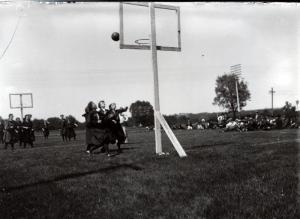 Women's basketball ca 1908